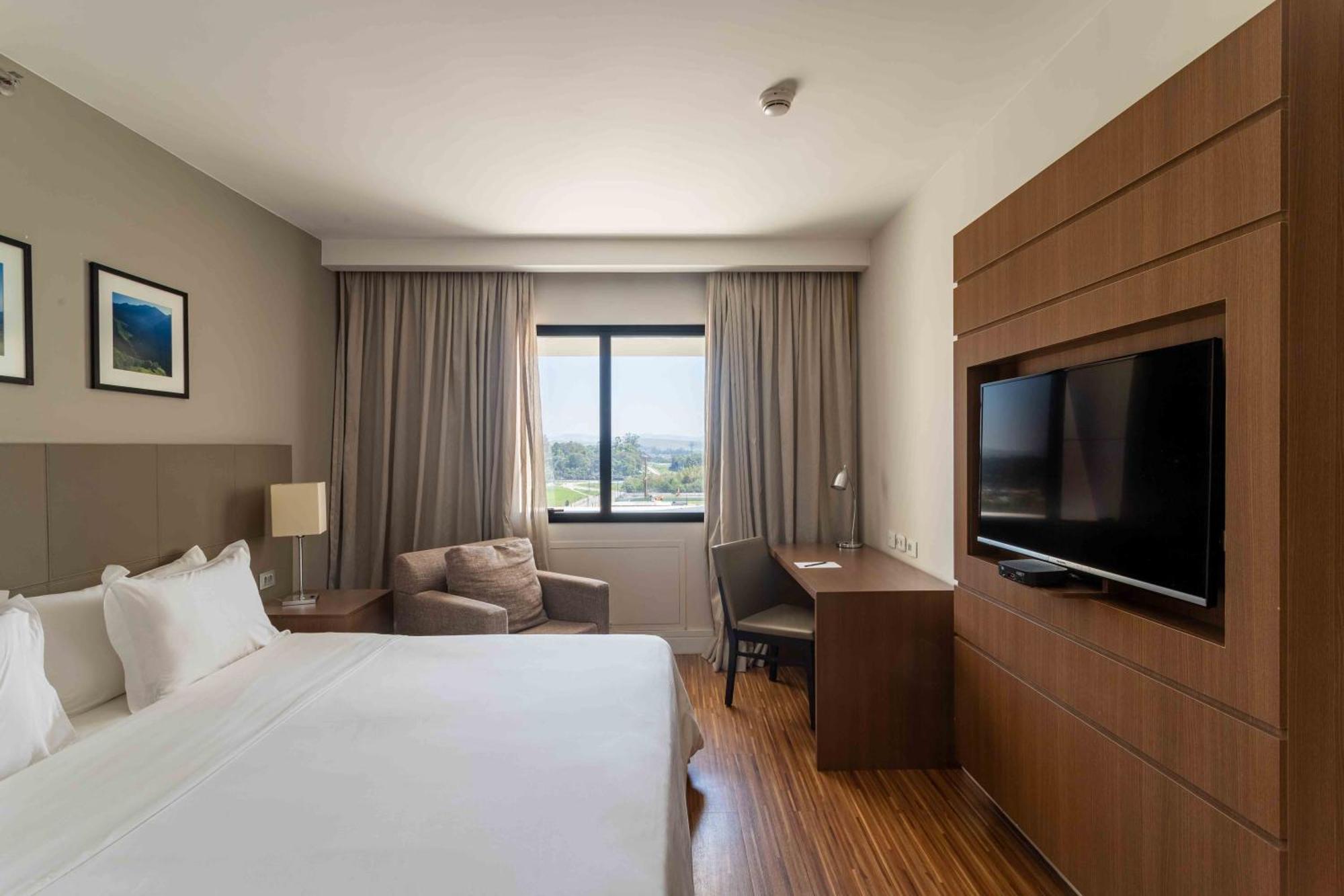 ホテル Golden Tulip São José dos Campos エクステリア 写真