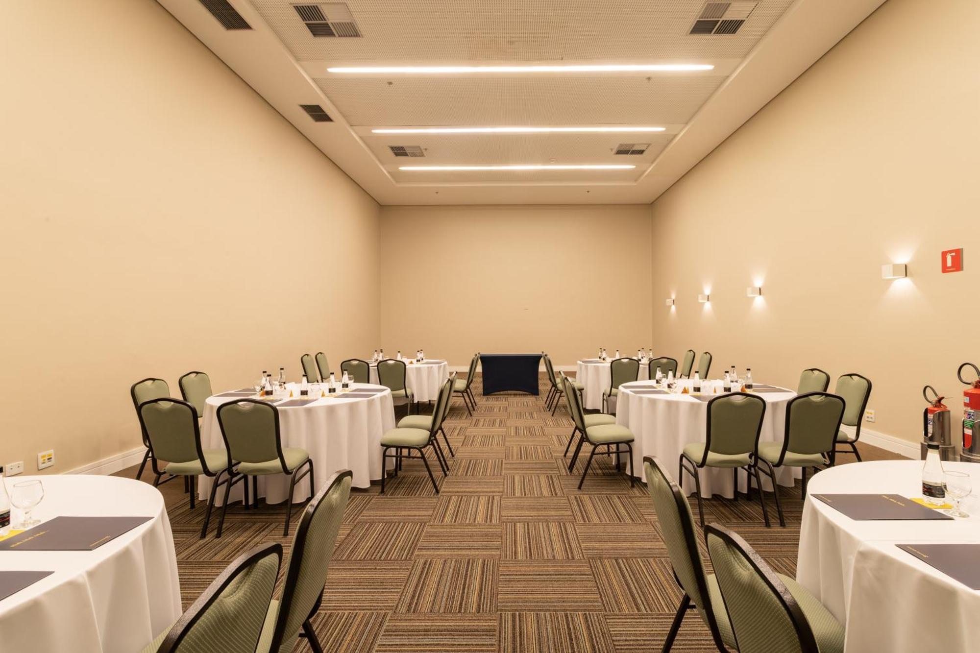 ホテル Golden Tulip São José dos Campos エクステリア 写真